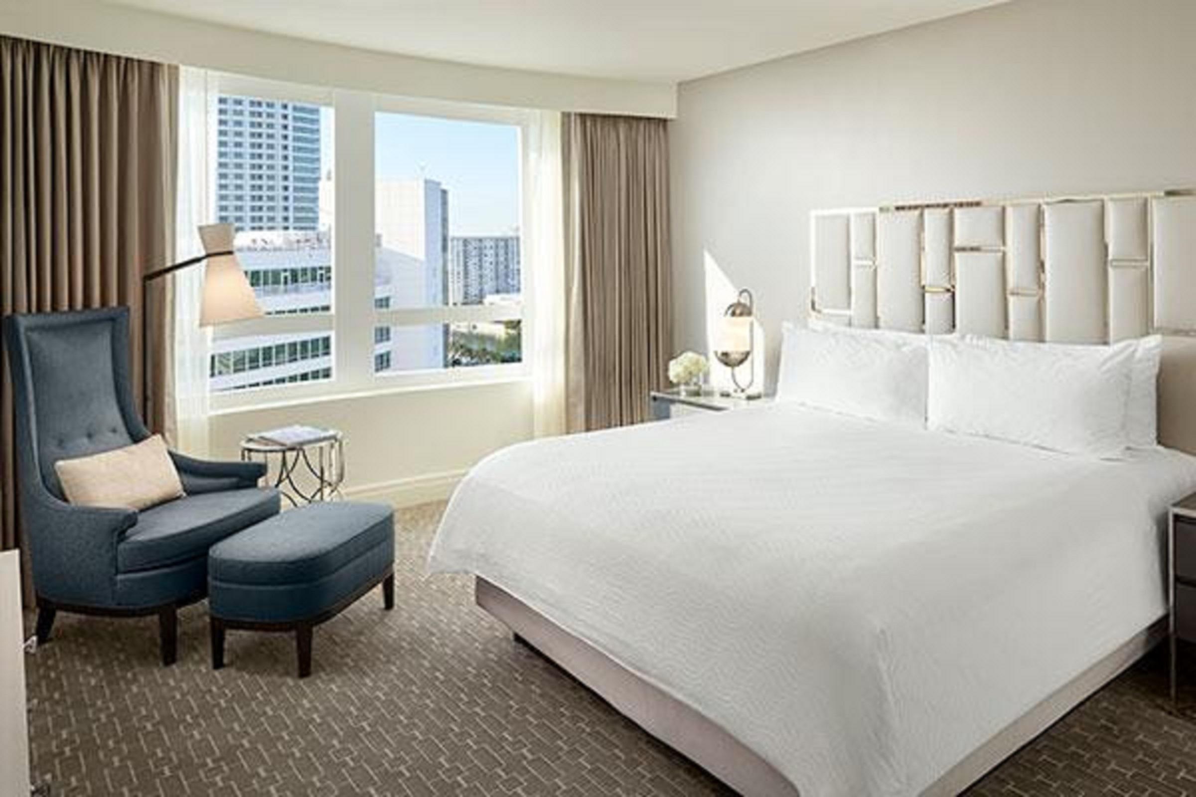 ฟงแตนโบล ไมอามี บีช Hotel ไมอามีบีช ภายนอก รูปภาพ A bedroom at the Four Seasons Hotel Miami
